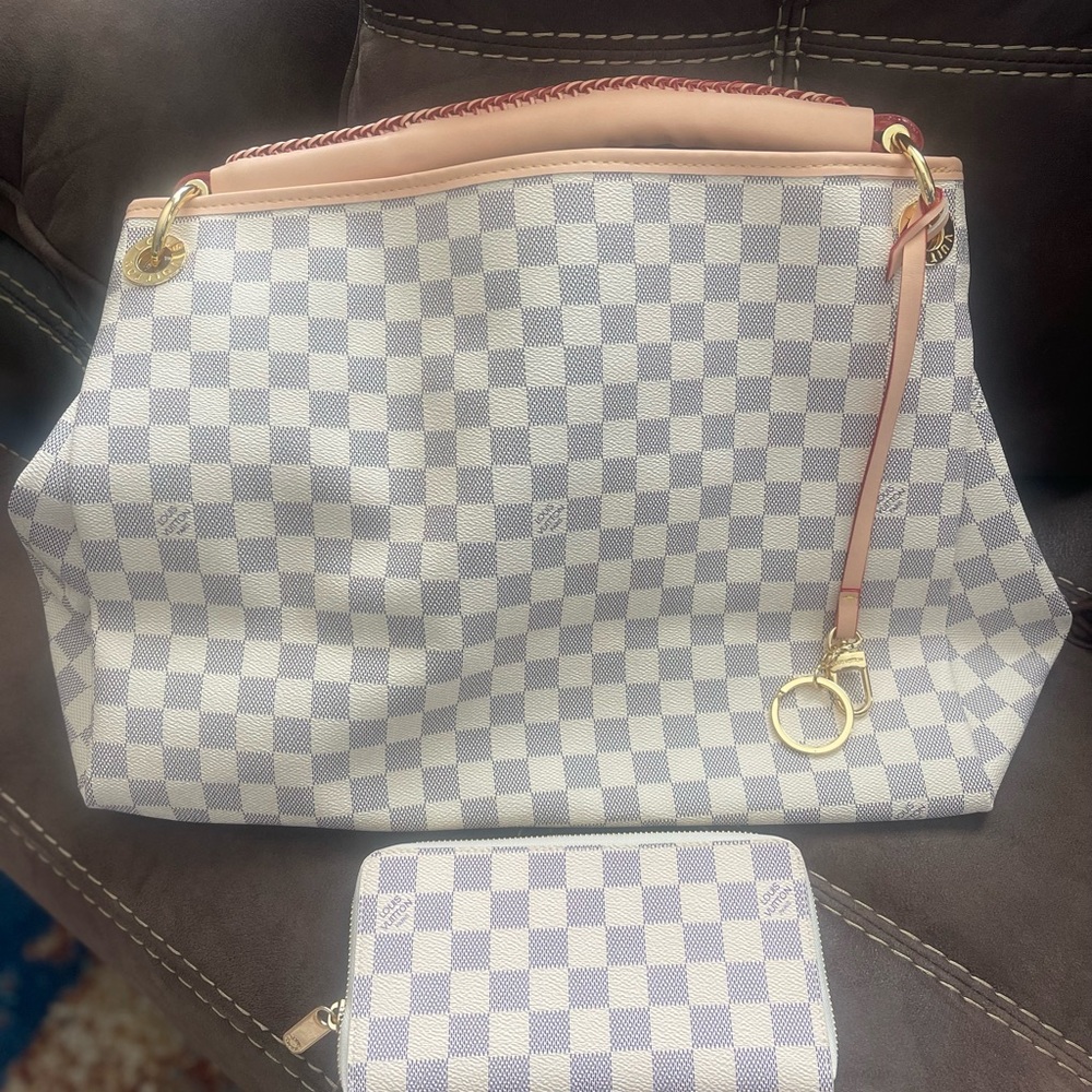 Hand bag with matching wallet